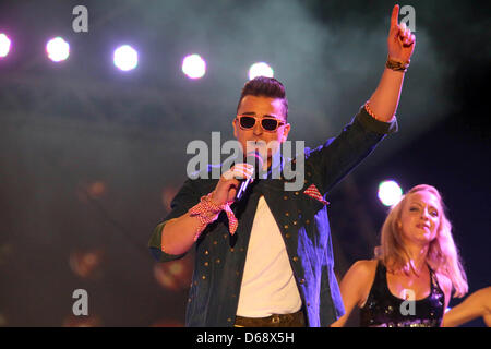 Österreichische Sänger Andreas Gabalier führt auf der Bühne während der wichtigsten Proben des Sommers im freien TV show "Wenn Die Musi Spielt" auf dem Festivalgelände in Bad Kleinkirchheim, Österreich, 20. Juli 2012. Foto: Bodo Schackow Stockfoto