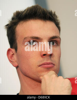 Deutscher Schwimmer Paul Biedermann Gesten auf einer Pressekonferenz des deutschen Schwimmverbands im Olympic Trainingscenter in Hamburg, Deutschland, 23. Juli 2012. Foto: DANIEL REINHARDT Stockfoto