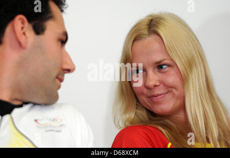 Deutsche Schwimmerin Britta Steffen im Gespräch mit diagnostischen Bundestrainer des DSV Markus Buck auf einer Pressekonferenz des deutschen Swimming Federation (DSV) im Olympic Trainingscenter in Hamburg, Deutschland, 23. Juli 2012. Foto: DANIEL REINHARDT Stockfoto