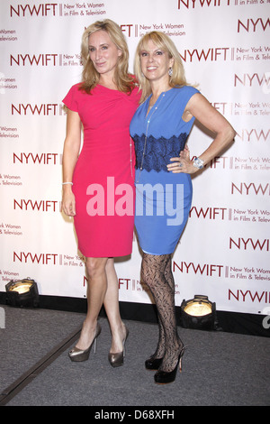 Sonja Morgan und Ramona Sänger von The Real Housewives of New York City New York Women in Film und Fernsehen der 31. Jahres- Stockfoto