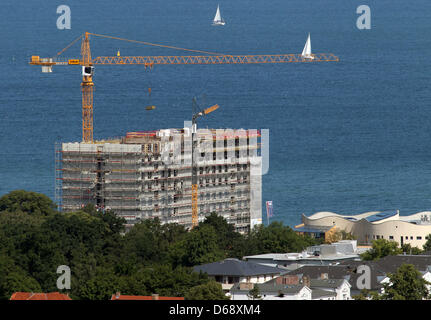 Anzeigen der "A-ja-Resort', die befindet sich im Aufbau, der Deutsche Seerederei Gruppe und Muttergesellschaft der Betreibergesellschaft des Hotel Neptun in Warnemünde bei Rostock, Deutschland, 23. Juli 2012. Foto: Bernd Wuestneck Stockfoto