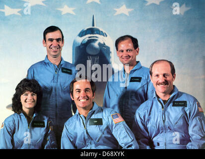 Dr. Sally Ride, links, posiert mit ihrem STS-7 Kameraden Dr. Sally Ride, Commander Bob Crippen, Pilot Frederick Hauck (FRONT L-R) und John Fabian, Norm Thagard (hinten L-R) in Houston, USA, 21. Juni 1983. Neben Start Amerikas erste weibliche Astronauten, war es auch die erste Mission mit einer fünfköpfigen Besatzung. Foto: NASA über CNP Stockfoto