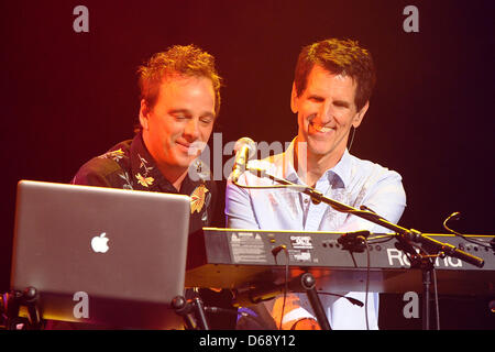 Sänger Paul Josef Olsson (L) und Keyboarder Tom Brooks führen, während ein The Alan Parsons Live Project Konzert im Colosseum Theater in Essen, Deutschland, 20. Juli 2012. Foto: Revierfoto Stockfoto