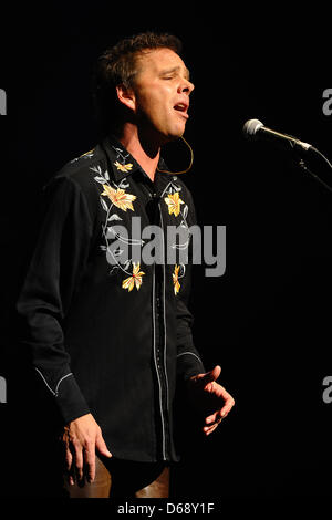 Lead-Sänger Paul Josef Olsson während ein The Alan Parsons Live Project Konzert im Colosseum Theater in Essen, Deutschland, 20. Juli 2012 führt. Foto: Revierfoto Stockfoto