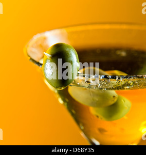 Martini mit grünen Oliven, Fokus auf einen Vordergrund Stockfoto