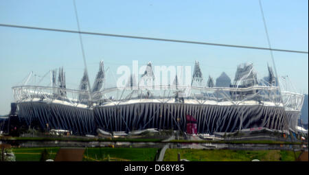 Das Olympiastadion spiegelt sich in einem Fenster im Olympischen Park in London, Großbritannien, 24. Juli 2012. Die Olympischen Spiele 2012 in London wird am 27. Juli 2012 beginnen. Foto: Marius Becker Dpa +++(c) Dpa - Bildfunk +++ Stockfoto