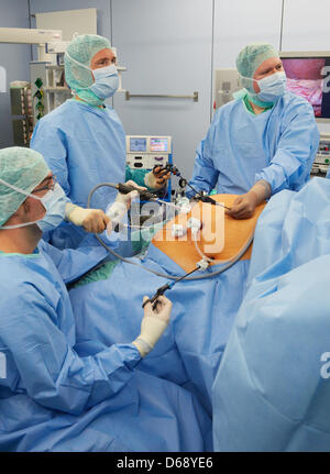 Ärzte operieren, eine laparoskopische verstellbare Magenband am University Medical Center (UKE) in Hamburg-Eppendorf, Deutschland, 24. Juli 2012 zu installieren. Adipositas-Zentrum der Universität am UKE wurde eingerichtet in der Lage, bessere Hilfe die zunehmende Zahl von Patienten mit morbider Adipositas mit einem interdisziplinären Ansatz zur Behandlung. Foto: GEORG WENDT Stockfoto