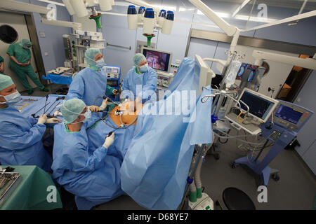 Ärzte operieren, eine laparoskopische verstellbare Magenband am University Medical Center (UKE) in Hamburg-Eppendorf, Deutschland, 24. Juli 2012 zu installieren. Adipositas-Zentrum der Universität am UKE wurde eingerichtet in der Lage, bessere Hilfe die zunehmende Zahl von Patienten mit morbider Adipositas mit einem interdisziplinären Ansatz zur Behandlung. Foto: GEORG WENDT Stockfoto