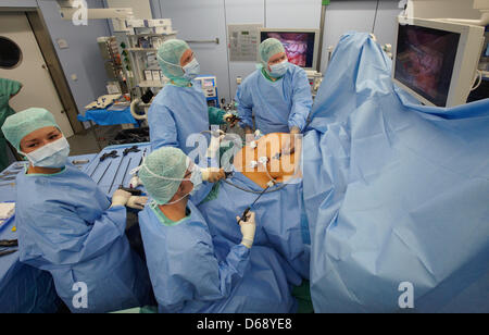 Ärzte operieren, eine laparoskopische verstellbare Magenband am University Medical Center (UKE) in Hamburg-Eppendorf, Deutschland, 24. Juli 2012 zu installieren. Adipositas-Zentrum der Universität am UKE wurde eingerichtet in der Lage, bessere Hilfe die zunehmende Zahl von Patienten mit morbider Adipositas mit einem interdisziplinären Ansatz zur Behandlung. Foto: GEORG WENDT Stockfoto