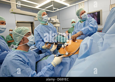 Ärzte operieren, eine laparoskopische verstellbare Magenband am University Medical Center (UKE) in Hamburg-Eppendorf, Deutschland, 24. Juli 2012 zu installieren. Adipositas-Zentrum der Universität am UKE wurde eingerichtet in der Lage, bessere Hilfe die zunehmende Zahl von Patienten mit morbider Adipositas mit einem interdisziplinären Ansatz zur Behandlung. Foto: GEORG WENDT Stockfoto