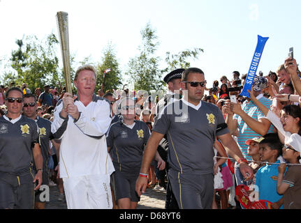 Ehemaliger deutscher Tennisspieler Boris Becker läuft mit der Olympischen Fackel in London, Großbritannien, 24. Juli 2012. Die Olympischen Spiele 2012 in London wird am 27. Juli 2012 beginnen. Foto: Friso Gentsch +++(c) Dpa - Bildfunk +++ Stockfoto