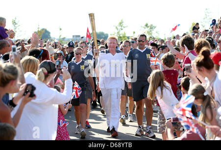 Ehemaliger deutscher Tennisspieler Boris Becker läuft mit der Olympischen Fackel in London, Großbritannien, 24. Juli 2012. Die Olympischen Spiele 2012 in London wird am 27. Juli 2012 beginnen. Foto: Friso Gentsch +++(c) Dpa - Bildfunk +++ Stockfoto