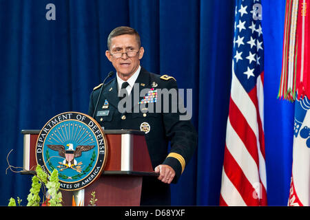 HANDOUT - spricht Armee Generalleutnant Michael Flynn auf die Defense Intelligence Agency-Änderung der Intendanz am Joint Base Anacostia-Bolling, 24. Juli 2012. Army Lieutenant General Ronald Burgess Jr. übertrug Intendanz von DIA LtGen Flynn nach dem Dienst in der Lage seit 2009. Obligatorische Credit: Erin A. Kirk-Cuomo-DoD über CNP. Stockfoto