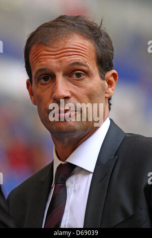 Milan Trainer Massimiliano Allegri gibt ein Interview vor der Fußball-Test match zwischen FC Schalke 04 und AC Mailand in Veltins Arena in Gelsenkirchen, Deutschland, 24. Juli 2012. Foto: Kevin Kurek Stockfoto