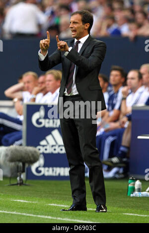 Mailänder Head, die Coach Massimiliano Allegri Gesten während der Fußball-Test, match zwischen FC Schalke 04 und AC Mailand in Veltins Arena in Gelsenkirchen, Deutschland, 24. Juli 2012. Foto: Kevin Kurek Stockfoto