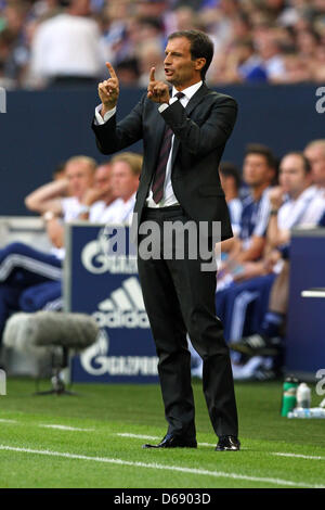Mailänder Head, die Coach Massimiliano Allegri Gesten während der Fußball-Test, match zwischen FC Schalke 04 und AC Mailand in Veltins Arena in Gelsenkirchen, Deutschland, 24. Juli 2012. Foto: Kevin Kurek Stockfoto