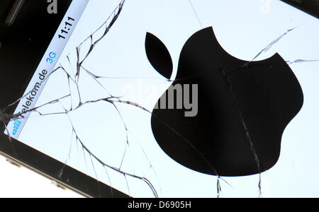 Abbildung - eine illustrierte Bild zeigt das Logo von Apple Inc. auf einem Apple iPhone 4 mit einem zerbrochenen Display in Hannover, 25. Juli 2012. Apple kann nicht sein schnelles Wachstum mithalten. Das US-Unternehmen verkauft weniger iPhones zwischen April und Juli als Analysten erwartet hatten. Foto: JULIAN STRATENSCHULTE Stockfoto