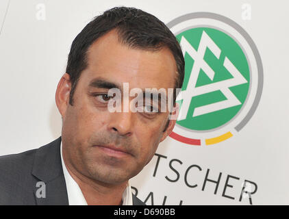 Neuer Sportdirektor des deutschen Fußball-Bundes (DFB) Robin Dutt besucht eine Pressekonferenz in Frankfurt Main, Deutschland, 25. Juli 2012. Die Ernennung der 47-jährige gilt als so etwas wie eine Überraschung sein. Dutt wird seine neue Aufgabe am 1. August 2012 mit einem Vertrag bis 2016 beginnen. Foto: FRANK KLEEFELDT Stockfoto