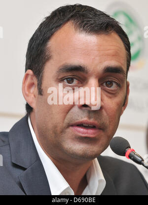 Neuer Sportdirektor des deutschen Fußball-Bundes (DFB) Robin Dutt besucht eine Pressekonferenz in Frankfurt Main, Deutschland, 25. Juli 2012. Die Ernennung der 47-jährige gilt als so etwas wie eine Überraschung sein. Dutt wird seine neue Aufgabe am 1. August 2012 mit einem Vertrag bis 2016 beginnen. Foto: FRANK KLEEFELDT Stockfoto