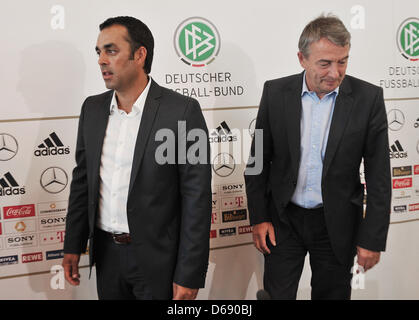 Neuer Sportdirektor des deutschen Fußball-Bundes (DFB) Robin Dutt (L) und Präsident des DFB Wolfgang Niersbach verlassen eine Pressekonferenz in Frankfurt Main, Deutschland, 25. Juli 2012. Die Ernennung der 47-jährige gilt als so etwas wie eine Überraschung sein. Dutt wird seine neue Aufgabe am 1. August 2012 mit einem Vertrag bis 2016 beginnen. Foto: FRANK KLEEFELDT Stockfoto