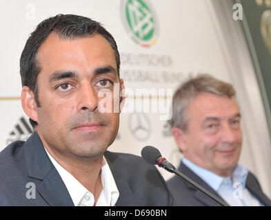 Neuer Sportdirektor des deutschen Fußball-Bundes (DFB) Robin Dutt (L) gibt eine Pressekonferenz in Frankfurt Main, Deutschland, 25. Juli 2012. Die Ernennung der 47-jährige gilt als so etwas wie eine Überraschung sein. Dutt wird seine neue Aufgabe am 1. August 2012 mit einem Vertrag bis 2016 beginnen. Foto: FRANK KLEEFELDT Stockfoto