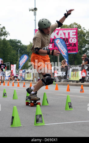 (Dpa-Datei) - ein Datei-Bild datiert 9. August 2009 zeigt ein Skateboarder Rennen rund um, während die Slalom Skateboard EM in Polička, Tschechische Republik Zapfen. Stars der Slalom Skateboard-Szene treffen zwischen 27. und 29. Juli 2012 wieder für den diesjährigen Weltmeisterschaften in Stuttgart und Ostfildern. Foto: Petr Klein Stockfoto