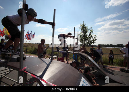 (Dpa-Datei) - ein Datei-Bild datiert Juli 2010 zeigt zwei Skateboarder stehen auf einer Rampe zu Beginn eines Rennens der Slalom Skateboard World Championships in Hradec Kralove, Tschechische Republik. Stars der Slalom Skateboard-Szene treffen zwischen 27. und 29. Juli 2012 wieder für den diesjährigen Weltmeisterschaften in Stuttgart und Ostfildern. Foto: Petr Klein Stockfoto