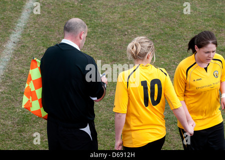 Frauen Fußball auf Vereinsebene, Linienrichter Aufnahme eine Substitution. Stockfoto