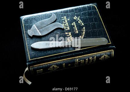 Instrumente in der jüdischen religiösen Beschneidung Zeremonie Brit Milah, ein Messer und ein Vorhaut zu schützen, legen Sie sich auf ein jüdisches Gebetbuch in den Räumen der israelischen Kultusgemeinde in Hof, Deutschland, 26. Juli 2012. Foto: David Ebener Stockfoto