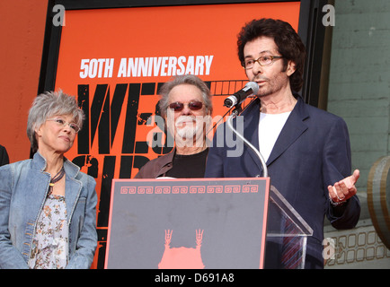 Rita Moreno, Russ Tamblyn, George Chakiris, Hand- und Fußabdruck Zeremonie anlässlich des 50. Jahrestages der "West Side Story" Stockfoto
