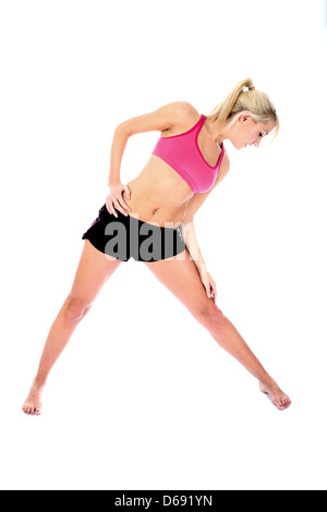 Positive Gesunde junge blonde Frau, Tragen, rosa Top, schwarze Shorts, Fitness Bodenübungen, isoliert weißer Hintergrund, Freistellungspfad Stockfoto