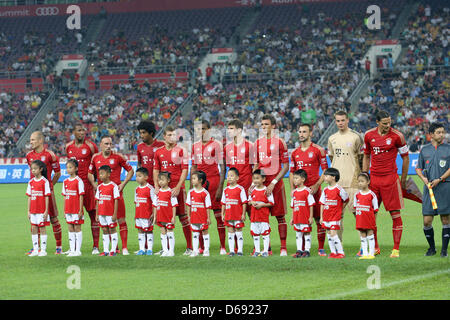 Das Team des FC Bayern München wird vor dem Testspiel der deutschen Fußball-Bundesliga Fußball Vereine VfL Wolfsburg Vs FC Bayern München in Guangzhou, China, 26. Juli 2012 gesehen. L-r: Arjen Robben, Jerome Boateng, Franck Ribery, Dante, Toni Kroos, Luiz Gustavo, Thomas Mueller, Mitchell Weiser, Diego Contento, Manuel Neuer, Daniel van Buyten. Foto: Roland Hermstein Stockfoto