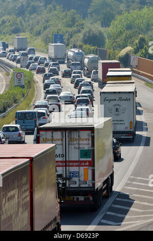 Autos-Warteschlange auf der Autobahn A8 in der Nähe von Karlsruhe, Deutschland, 27. Juli 2012. Sommerferien haben begonnen, in Baden-Württemberg am 26. Juli 2102 verursacht ein hohes Volumen an Datenverkehr. Foto: ULI DECK Stockfoto