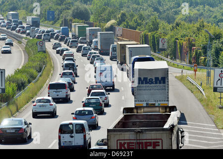 Autos-Warteschlange auf der Autobahn A8 in der Nähe von Karlsruhe, Deutschland, 27. Juli 2012. Sommerferien haben begonnen, in Baden-Württemberg am 26. Juli 2102 verursacht ein hohes Volumen an Datenverkehr. Foto: ULI DECK Stockfoto