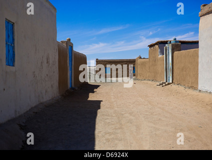 Frau hält ihr Baby auf der Straße, Gunfal, Sudan Stockfoto