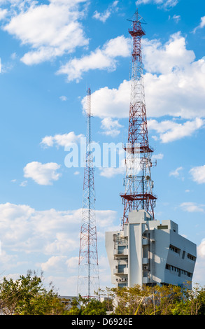 Fernmeldeturm Antenne auf Gebäude mit blauen Himmel und Wolken Stockfoto