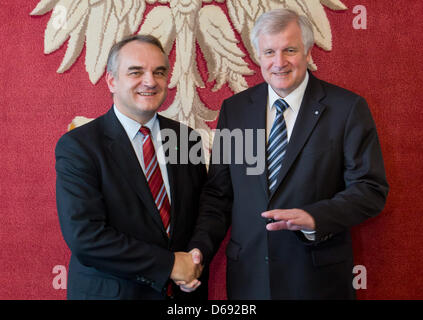 Polnischen Wirtschaftsministers und stellvertretenden Ministerpräsidenten Waldemar Pawlak (L) grüßt Premier von Bayern Horst Seehofer (CSU) in Warschau, Polen, 27. Juli 2012. Seehofer in hs Rolle als amtierende Präsidentin des Bundesrates (Federal Council of Germany) ist auf einen zweitägigen Besuch der Polen für politische Gespräche. Foto: Daniel Karmann Stockfoto