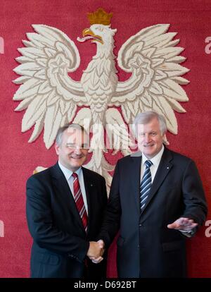 Polnischen Wirtschaftsministers und stellvertretenden Ministerpräsidenten Waldemar Pawlak (L) grüßt Premier von Bayern Horst Seehofer (CSU) in Warschau, Polen, 27. Juli 2012. Seehofer in hs Rolle als amtierende Präsidentin des Bundesrates (Federal Council of Germany) ist auf einen zweitägigen Besuch der Polen für politische Gespräche. Foto: Daniel Karmann Stockfoto