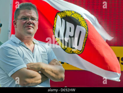 Vorsitzender der rechtsextremen nationalen demokratischen Partei (NPD) Holger Apfel steht vor einer NPD Flagge in Frankfurt Main, Deutschland, 27. Juli 2012. Mehrere hundert Demonstranten verhindert, dass die NPD Roemerberg quadratisch mit einem Lautsprecherwagen während ihrer so genannten "der Deutschland-Tour" geben könnte. Foto: BORIS ROESSLER Stockfoto