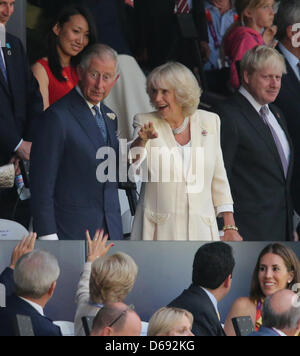 Großbritanniens Prinz Charles (L-R) und Camilla Herzogin von Cornwall und Londons Bürgermeister Boris Johnson gesehen vor Beginn der Eröffnungsfeier der 2012 Olympischen Spiele in London, London, Großbritannien, 27. Juli 2012. Foto: Michael Kappeler Dpa +++(c) Dpa - Bildfunk +++ Stockfoto