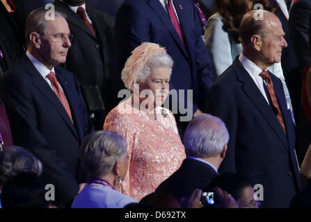 Großbritanniens Queen Elizabeth II (C) und ihr Mann Prince Philip (R), Herzog von Edinburgh und dem Präsidenten von der International Olympic Committee Graf Jacques Rogge (L) gesehen auf der Tribüne während der Eröffnungsfeier der 2012 Olympischen Spiele in London, London, Großbritannien, 27. Juli 2012. Foto: Michael Kappeler Dpa +++(c) Dpa - Bildfunk +++ Stockfoto