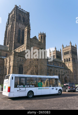 Durham Kathedrale Elektrobus geparkt im Palast grün, Durham City, England UK Stockfoto