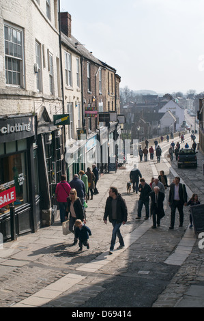 Menschen zu Fuß entlang Elvet Bridge Durham Stadtzentrum, Nord-Ost England UK Stockfoto