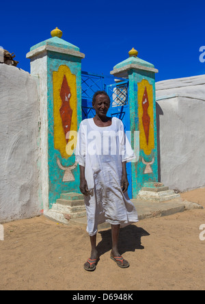 Nubische Mann stand vor seinem Haus, Gunfal, Sudan Stockfoto