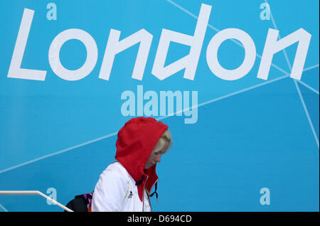 Deutsche Schwimmerin Britta Steffen sieht man an den Ständen während des Swimming-Wettbewerbs im Aquatics Center während der Londoner Olympischen Spiele 2012 in London, Großbritannien, 28. Juli 2012 statt. Foto: Michael Kappeler Dpa +++(c) Dpa - Bildfunk +++ Stockfoto