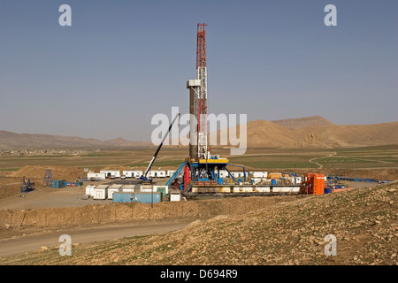 Öl und Gas onshore Exploration Rig Website im Tal von Bergen am Horizont. Irakisch-Kurdistan im Nordirak Stockfoto