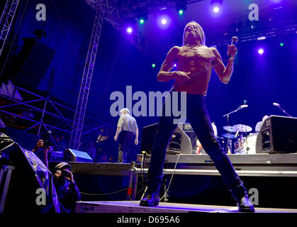 US-Sänger Iggy Pop führt auf der Bühne mit der Band The Stooges auf dem Greenville Festival in Paaren/Glien, Deutschland, 29. Juli 2012. Foto: Britta Pedersen Stockfoto