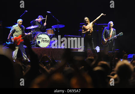 US-Sänger Iggy Pop führt auf der Bühne mit der Band The Stooges auf dem Greenville Festival in Paaren/Glien, Deutschland, 29. Juli 2012. Foto: Britta Pedersen Stockfoto