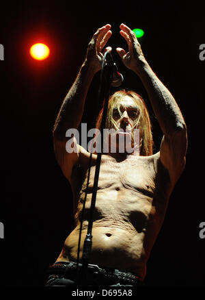 US-Sänger Iggy Pop führt auf der Bühne mit der Band The Stooges auf dem Greenville Festival in Paaren/Glien, Deutschland, 29. Juli 2012. Foto: Britta Pedersen Stockfoto