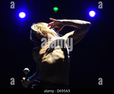 US-Sänger Iggy Pop führt auf der Bühne mit der Band The Stooges auf dem Greenville Festival in Paaren/Glien, Deutschland, 29. Juli 2012. Foto: Britta Pedersen Stockfoto